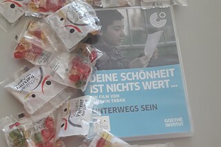 Filmcover des gezeigten Films mit Gummibärchen von PASCH
