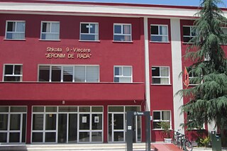 Rotes Schulgebäude mit weiß gestrichenen Fensterrahmen