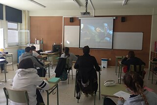 PASCH-Kino im Klassenzimmer © IES Garcilaso de la Vega Schüler und Schülerinnen schauen einen mit einem Beamer an die Wand geworfenen Film.