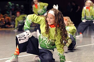 Mädchen tanzen Breakdance