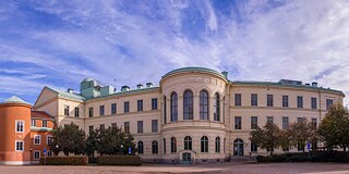 Weißes Gebäude mit Fish Eye-Effekt aufgenommen