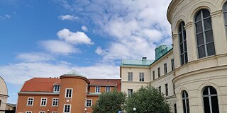 Rotes und weiße Gebäude von außen