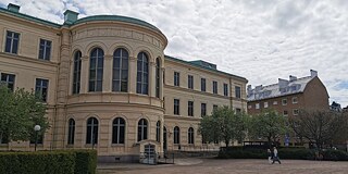 Haupteingang eines weißen Gebäudes mit hohen Fenstern