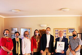 Gruppenfoto mit Mund-Nase-Masken