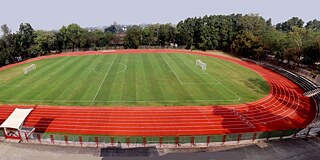 Luftaufnahme von leerem grünen Sportplatz