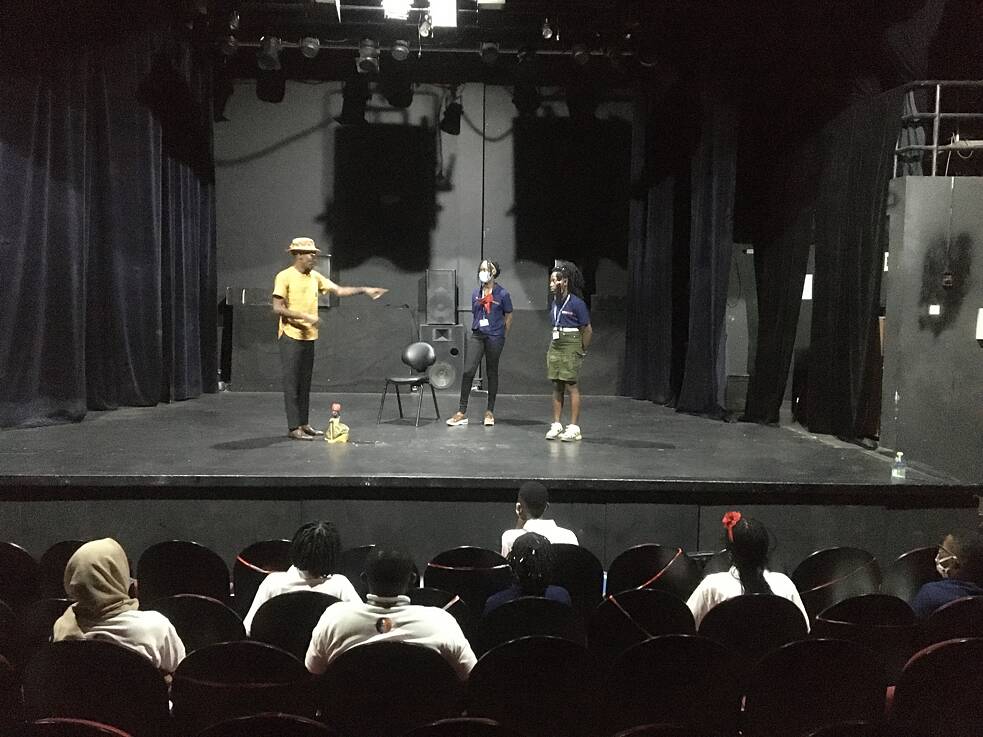Theatergruppe im Institut Francais Douala auf der Bühne mit Julien Eboko.