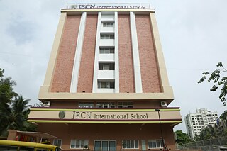 Schulgebäude der  JBCN International School Borivali von vorne.
