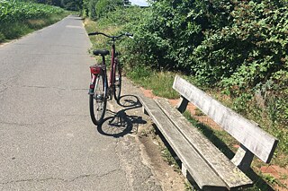 Ein Fahrrad neben einer Bank