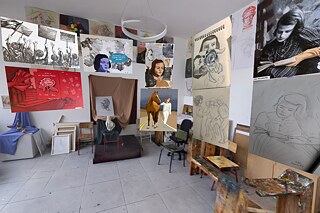 Erste Impressionen vom VR-Online-Museum – Raum: Art Gallery © Goethe-Institut Athen Blick auf einen Raum mit verschiedenen Bildern von Anne Frank