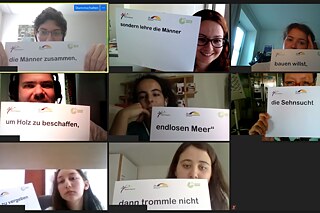 Stärkung des Teamgeistes! © Goethe-Institut Athen und Zentralstelle für das Auslandsschulwesen Teilnehmer und Teilnehmerinnen halten Blätter mit Text in die Kamera in einer Videokonferenz.