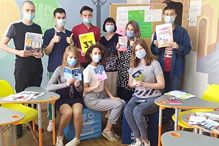 PASCH-Schule in Krywyj Rih © Goethe-Institut Ukraine Gruppenfoto von Schülerinnen und Schülern in einer Leseecke mit verschiedenen deutschen Büchern