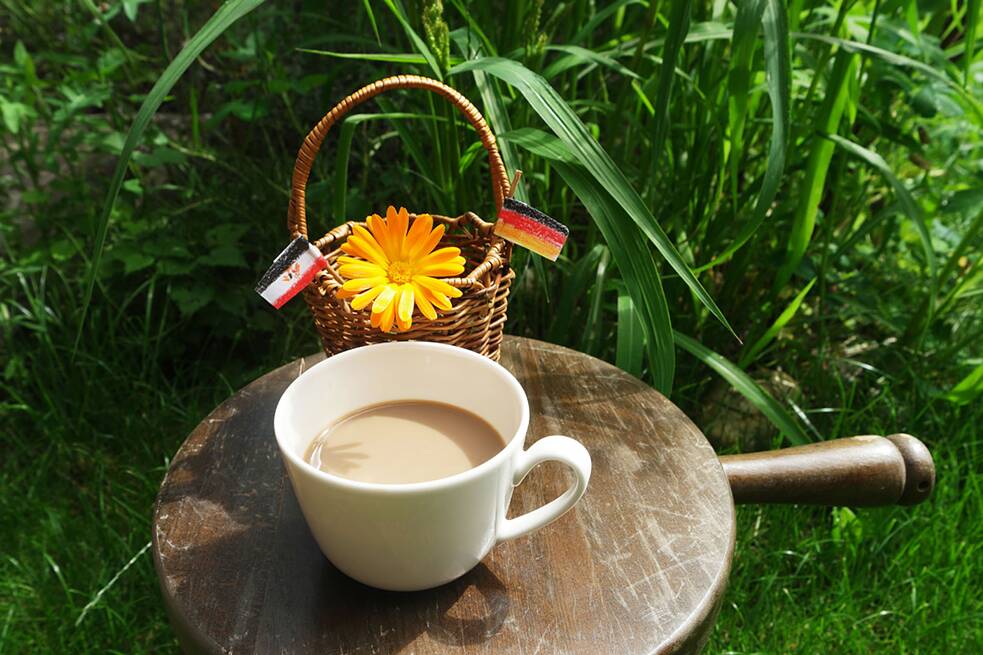 Kaffeegedeck im Garten