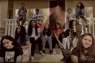 Das PASCH-Ensemble Ägypten: Eine Gruppe Jugendlicher sitzt auf einer Veranda.