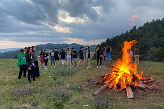 Lagerfeuer auf einem Acker