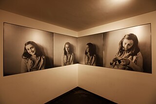 Vier verschiedene Porträtaufnahmen von Anne Frank