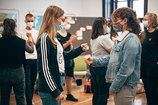 Kulturweit-Freiwillige in Serbien planen Vernetzungsprojekt © Goethe-Institut Serbien/Nataša Ilić Zwei Frauen mit Mund-Nasen-Schutz stehen voreinander