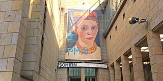 Plakat zur Ausstellung von Paula Modersohn-Becker, vor der Schirn Kunsthalle in Frankfurt am Main