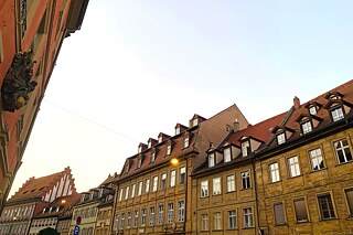 Mehrere Fachwerkhäuser in einer Straße, von unten fotografiert