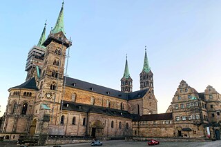 Eine große Kirche mit mehreren Türmen