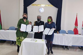 Drei neue PASCH-Schulen in Bolivien © Goethe-Institut Peru Drei Personen stehen zusammen und halten Urkunden