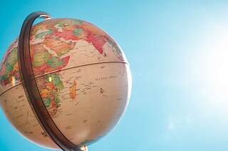 Internationale Online-Schulpartnerbörse startet © Unsplash/Lucas George Wendt Ein Globus vor blauem Hintergrund.