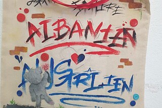 Bemalte und mit "Albanien" beschriebene Stofftasche