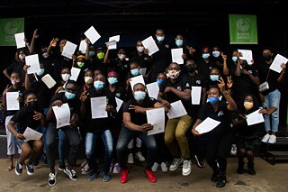 Teilnehmende jubeln bei einem Gruppenfoto