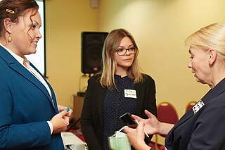 Drei Frauen im Gespräch