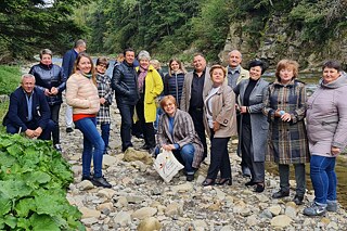 Gruppenfoto in der Natur vor einem Fluss