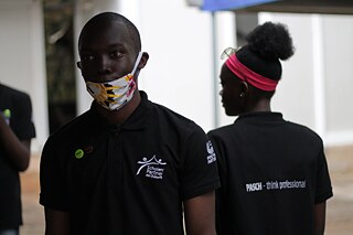 Teilnehmer mit Masken