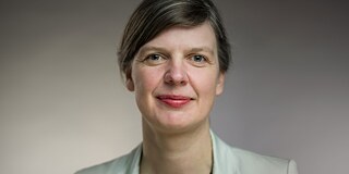 Antje Monshausen leitet Tourism Watch © Brot für die Welt Porträt einer Frau mit braunen Haaren