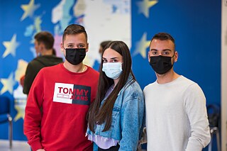 Drei Teilnehmende des Workshops mit Mund-Nasen-Schutz
