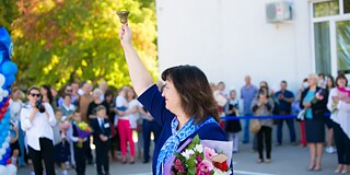 Feier vor dem Gymnasium Nr. 1 Samara