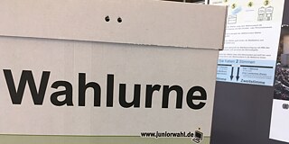 Wahlurne © privat Nahaufnahme einer Wahlurne aus Karton, die auf einem Tisch steht