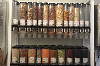 Behälter mit verschiedenen Saaten gefüllt