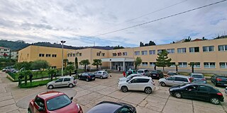 Gebäude und Parkplatz der JU OŠ Maršal Tito
