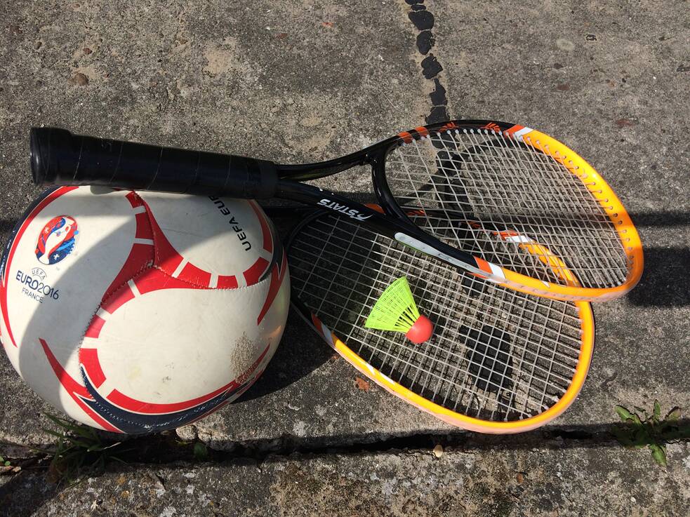 Fussball und Badminton-Schläger