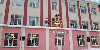 Gebäude des Gymnasiums Nr. 37 in Jekaterinburg im Winter