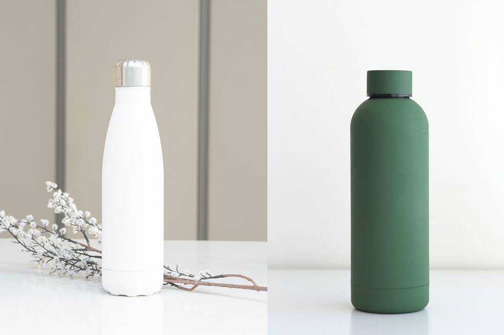 Zwei wiederverwendbare Trinkflaschen in weiß und dunkelgrün