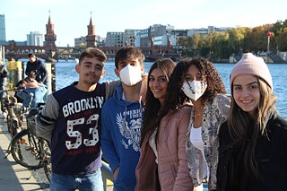 Schülerinnen und Schüler vor der Oberbaumbrücke in Berlin
