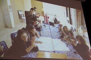 Jugendliche an einem Tisch in einer Videokonferenz