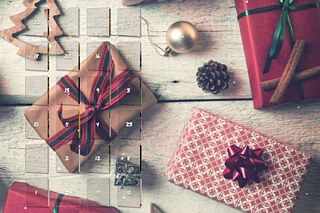 Adventskalender © www.tuerchen.de Adventskalender mit Geschenken, einer Weihnachtskugel, zwei Zimtstangen und einem Tannenzapfen