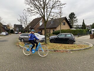 Mädchen auf ihrem Fahrrad auf der Straße