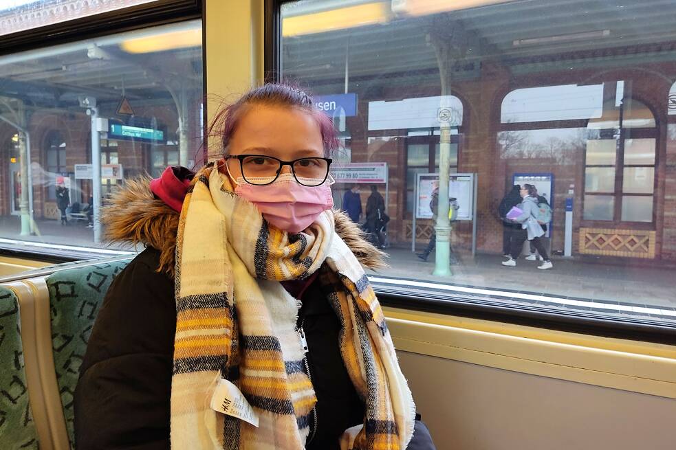 Josie (19 Jahre): Mit der S-Bahn, vor einem Fenster in der S-Bahn fotografiert