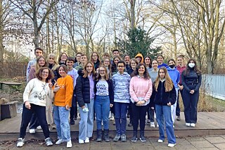 Gruppenfoto © privat Schülerinnen und Schüler stehen für ein Gruppenfoto vor dem Schulgebäude zusammen