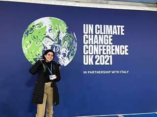 Manuela besuchte eine Vielzahl von Veranstaltungen während der Klimakonferenz © Manuela Núñez Manuela Núñez vor der Pressewand des Klimagipfels in Glasgow