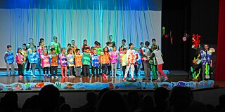 Musical „Der Regenbogenfisch“ am Colegio Privado Volendam