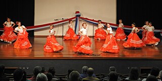 Kultureller Abend am Colegio Privado Volendam