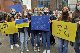 Friedenskundgebung einer Schule mit ukrainischer Partnerschule. © Ulrichsgymnasium Norden Schülerinnen und Schüler bei Friedeskundgebung