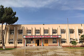 Eine Schule mit einem Baum